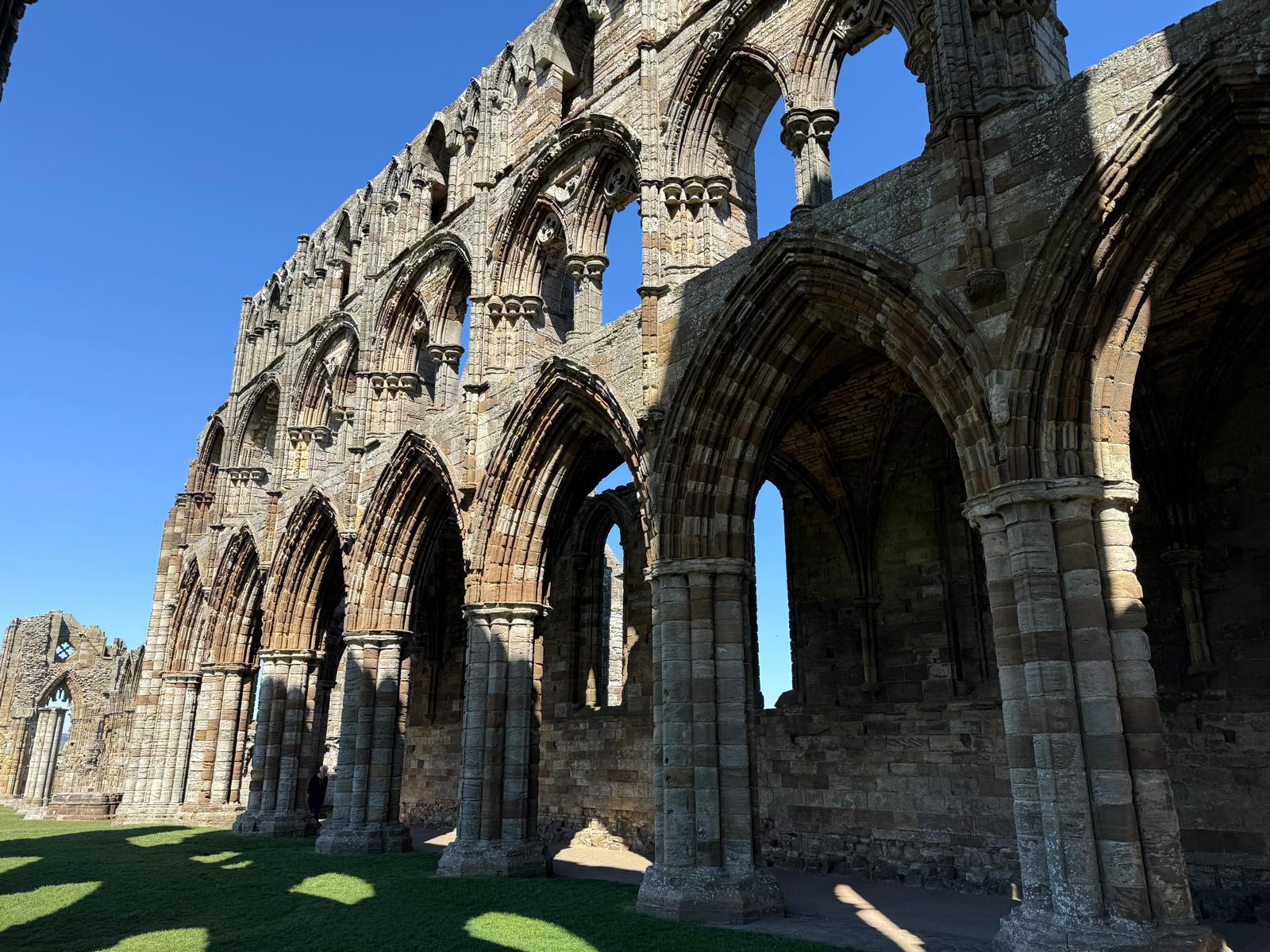 As ruínas de Whitby Abbey, em North Yorkshire. Pedras que testemunharam milênios, enquanto esta semana trouxe uma nova onda de mudanças.