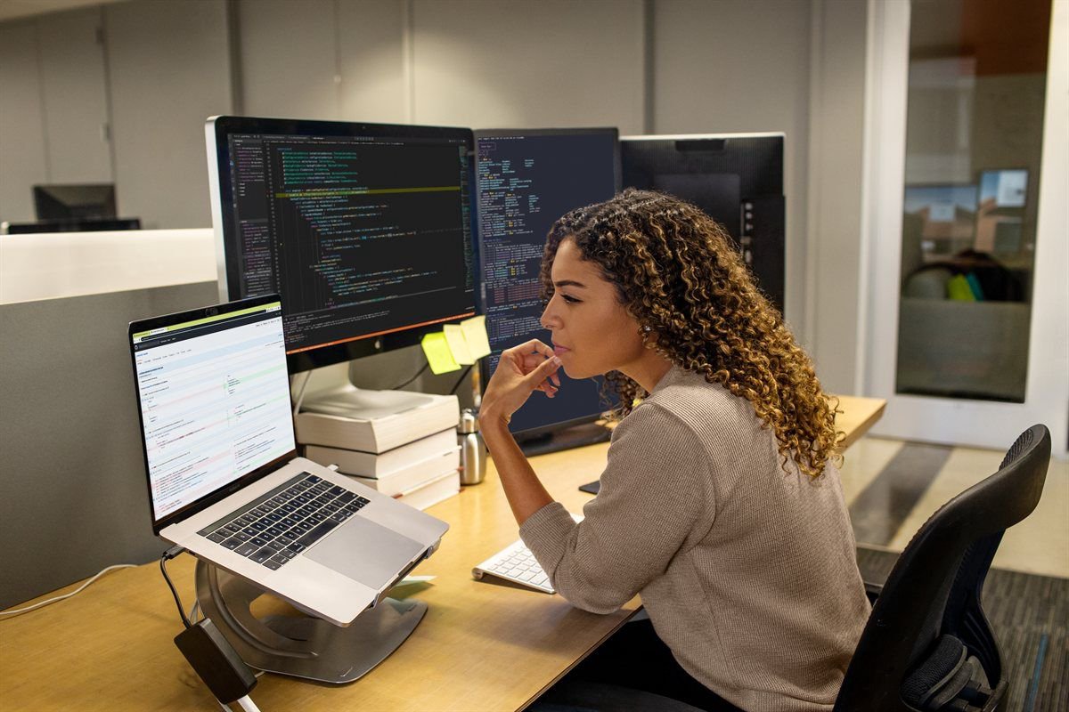 Como a Microsoft utiliza agentes de IA para escalar segurança e compliance