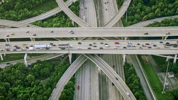 Sistemas de Transporte Inteligentes: A Estratégia de IA para Infraestrutura Resiliente